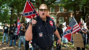 Statue von S&uuml;dstaaten-General Lee in Charlottesville wird abgebaut