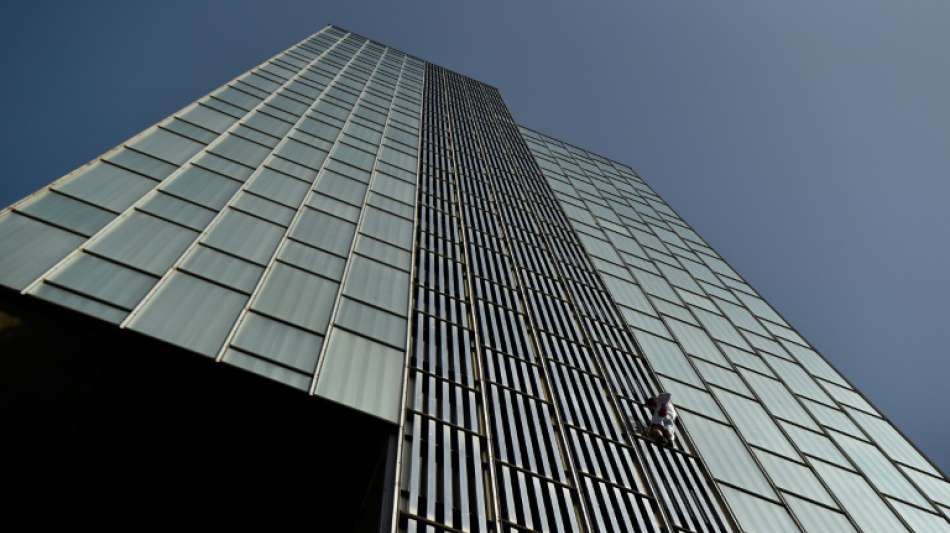 Brite klettert 120 Meter hohe Glasfassade von Hotel in Barcelona hoch