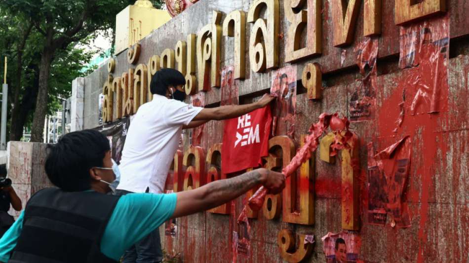 Demonstranten in Thailand beschmieren Gericht mit Farbe und Lebensmitteln