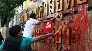 Demonstranten in Thailand beschmieren Gericht mit Farbe und Lebensmitteln