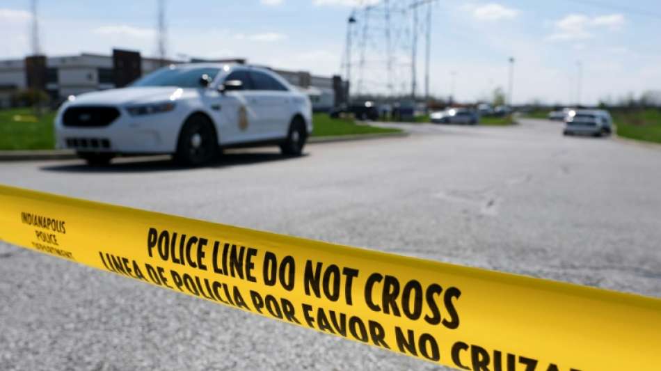 Autofahrer erschießt einen Menschen in den USA und verletzt zwölf weitere