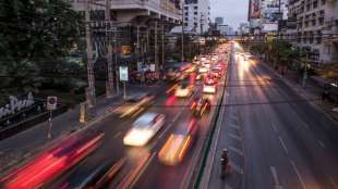 13 Menschen sterben bei schwerem Unfall mit Transporter in Bangkok