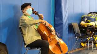 Cellist Yo-Yo Ma feiert zweite Impfdosis mit &Uuml;berraschungskonzert