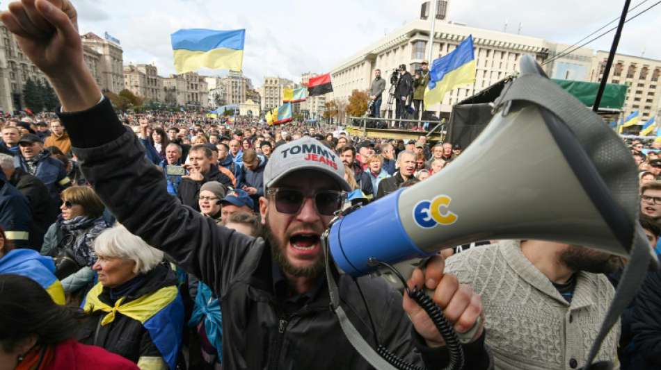Knapp 10.000 Menschen demonstrieren gegen Ostukraine-Plan Selenskyjs