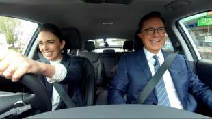 Neuseelands Regierungschefin Ardern singt Karaoke mit US-Talkmaster