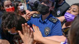 Mehr als tausend Frauen demonstrieren in Istanbul f&uuml;r ihre Rechte