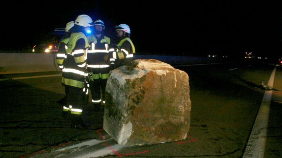 Auf A 81 gestürzter Felsbrocken von Wurzeln aus Sandsteinbank herausgedrückt