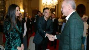 Fußball-Star Özil spendiert vor seiner Hochzeit tausenden Bedürftigen ein Essen