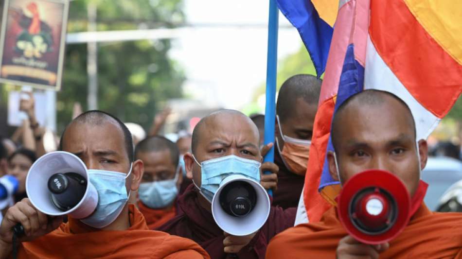 Tausende Menschen in Myanmar setzen Protest gegen Militärjunta fort