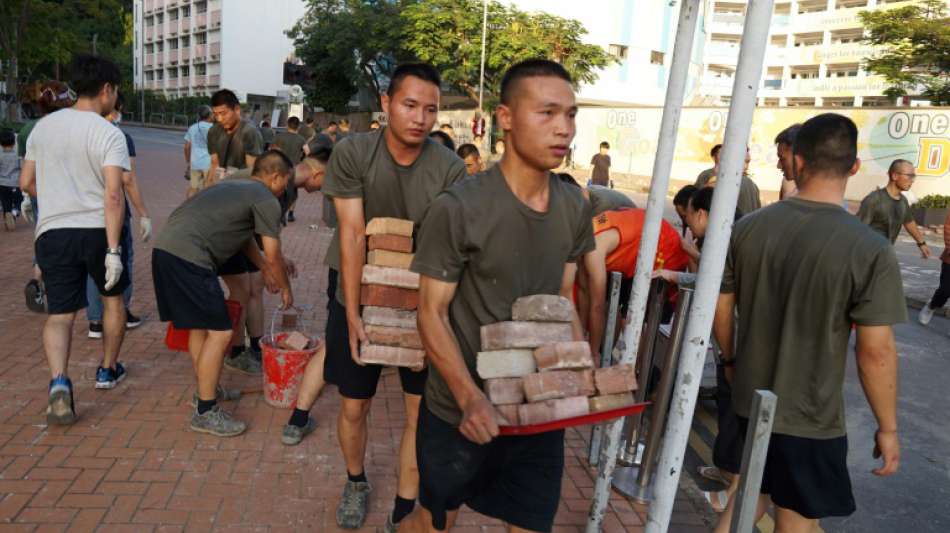 Chinesische Soldaten in Hongkong verlassen Kaserne für Aufräumaktion