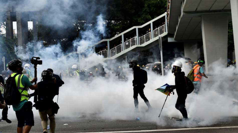 Polizei feuert Tränengas auf Demonstranten in Hongkong