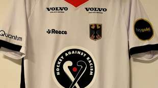 Nationalmannschaften mit Statement "Hockey gegen Rassismus" auf dem Trikot