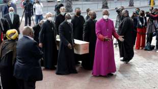Tutus Leiche in Kathedrale in Kapstadt aufgebahrt