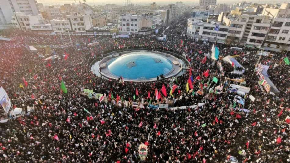 Chamenei betet bei Trauerfeier in Teheran am Sarg von Soleimani