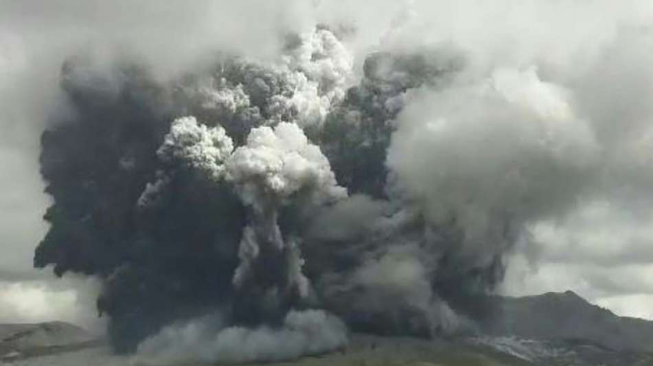 Tausende Meter hohe Aschewolke bei Ausbruch des japanischen Vulkans Aso