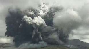 Tausende Meter hohe Aschewolke bei Ausbruch des japanischen Vulkans Aso