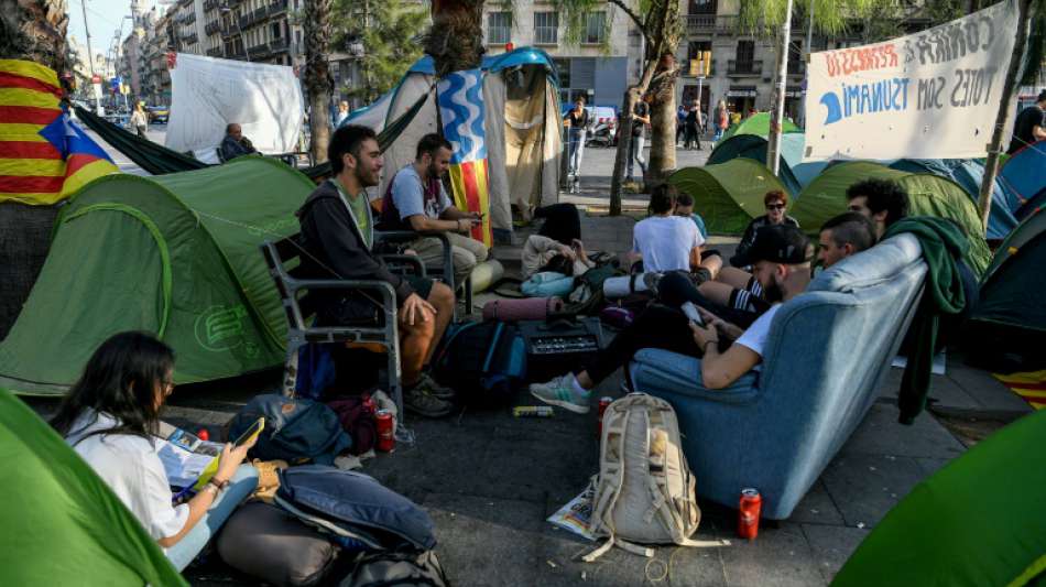 Jugendliche Unabhängigkeitsbefürworter errichten in Barcelona ein Protest-Camp