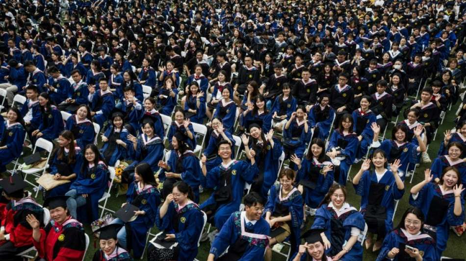 Tausende Studenten ohne Corona-Schutzmaßnahmen bei Absolventenfeier in Wuhan 
