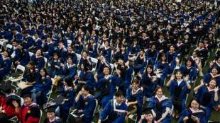 Tausende Studenten ohne Corona-Schutzma&szlig;nahmen bei Absolventenfeier in Wuhan 