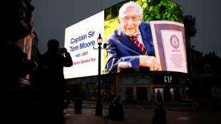 Briten verabschieden sich mit Applaus von ihrem Corona-Helden "Captain Tom"