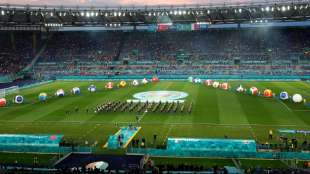 EM mit kurzer und bunter Show eröffnet