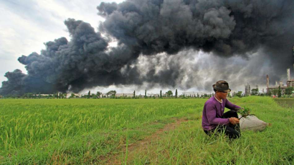 Großbrand in indonesischer Öl-Raffinerie wütet weiter