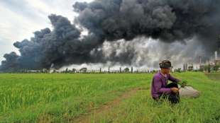 Großbrand in indonesischer Öl-Raffinerie wütet weiter