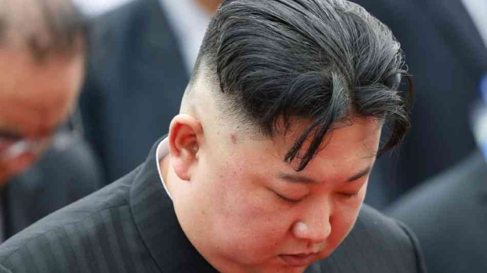 Kim erweist vor Abreise aus Vietnam Ho Chi Minh die Ehre
