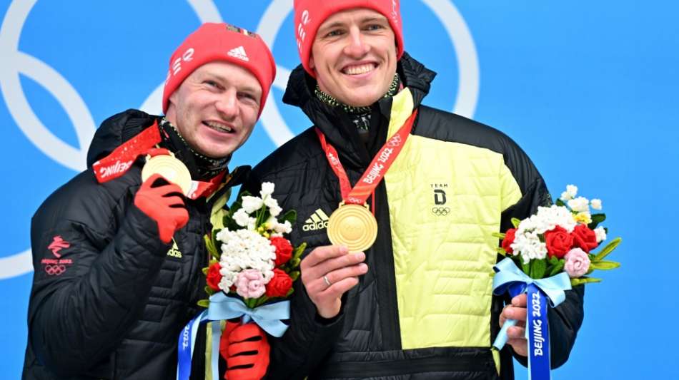 Bobanschieber Margis tr&auml;gt deutsche Fahne bei der Olympia-Schlussfeier