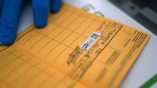 Hälfte der Deutschen rätselt über Aufbewahrungsort von Impfpass