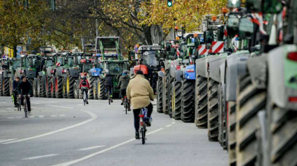 Tausende Bauern mit Traktoren protestieren bei Umweltministertreffen in Hamburg