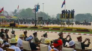 Myanmars Junta demonstriert mit Militärparade Stärke