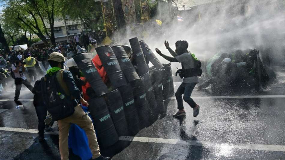 Polizei in Bangkok geht mit Gummigeschossen und Tr&auml;nengas gegen Demokratie-Aktivisten vor