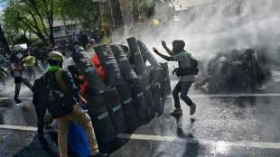 Polizei in Bangkok geht mit Gummigeschossen und Tr&auml;nengas gegen Demokratie-Aktivisten vor