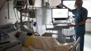 Mehr als 3300 Corona-Neuinfektionen in Deutschland