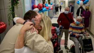 Emotionale Szenen nach Öffnung der US-Grenzen für geimpfte Reisende