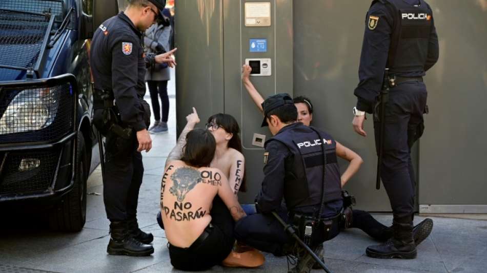 Femen-Aktivistinnen unterbrechen Auftritt von rechter spanischer Partei Vox