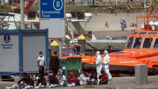 Boot mit 17 toten Migranten wird nach Teneriffa geschleppt