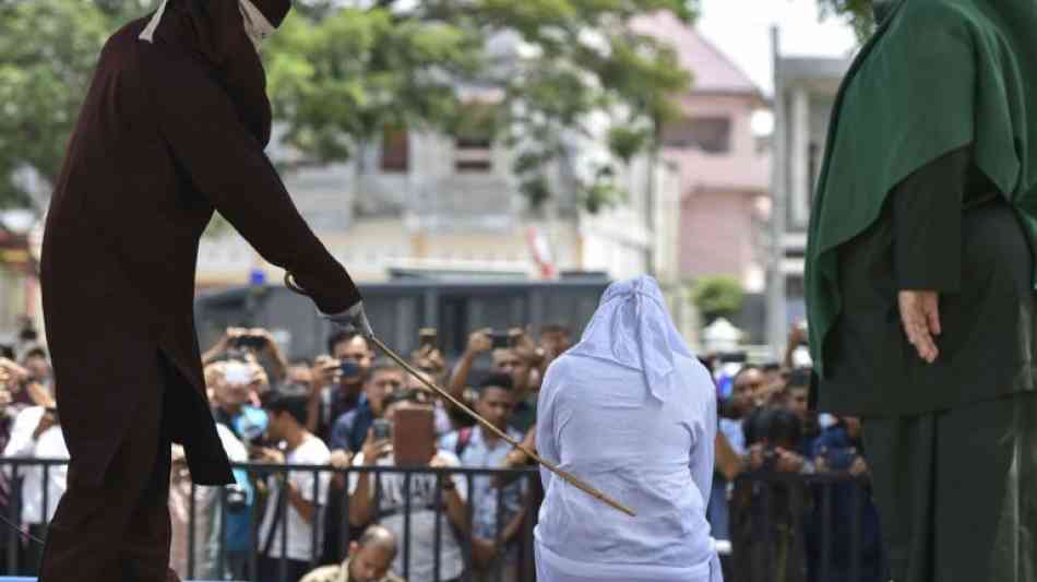 Zwölf Indonesier wegen unehelichem Sex öffentlich mit Stockschlägen bestraft