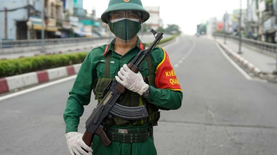 Polizei in Vietnam entdeckt 15 Corona-"Fl&uuml;chtlinge" in K&uuml;hllaster