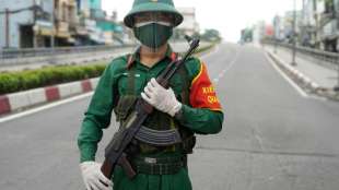 Polizei in Vietnam entdeckt 15 Corona-"Fl&uuml;chtlinge" in K&uuml;hllaster