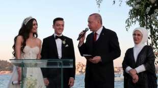 Fußball-Star Özil heiratet im Beisein von Erdogan frühere Miss Türkei