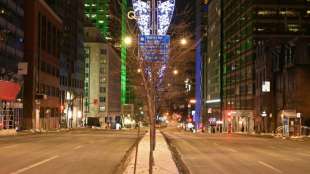 Kanadierin führt während Ausgangssperre Mann an der Leine aus