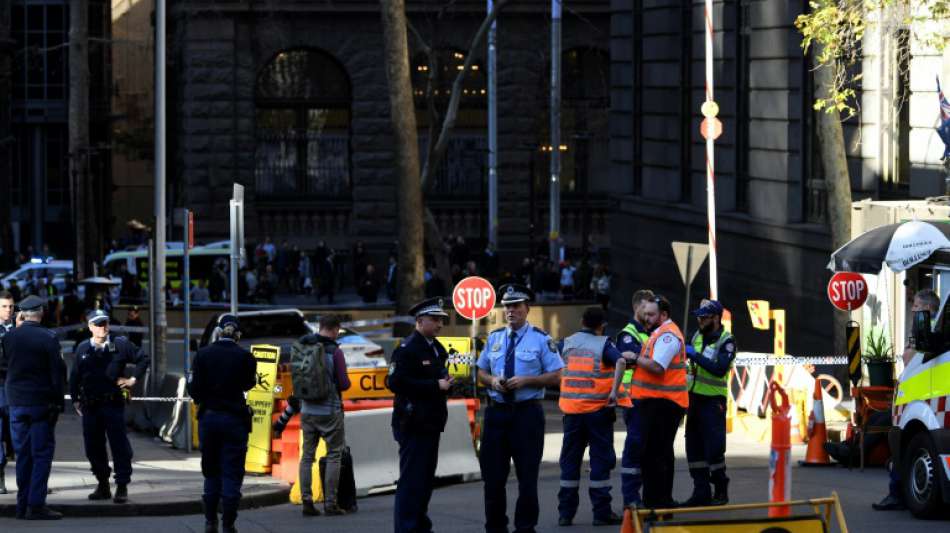 Angreifer sticht auf Frau in Sydney ein und verfolgt weitere Passanten