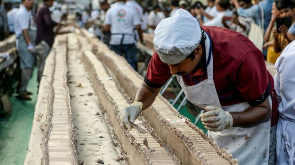 Indische Bäcker bereiten vermutlich längsten Kuchen der Welt zu 