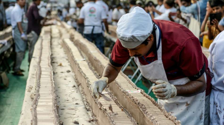 Indische Bäcker bereiten vermutlich längsten Kuchen der Welt zu