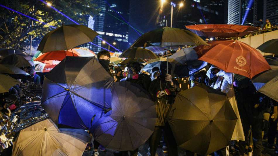 Gewalttätige Ausschreitungen in Hongkong am Jahrestag der "Regenschirm-Proteste"
