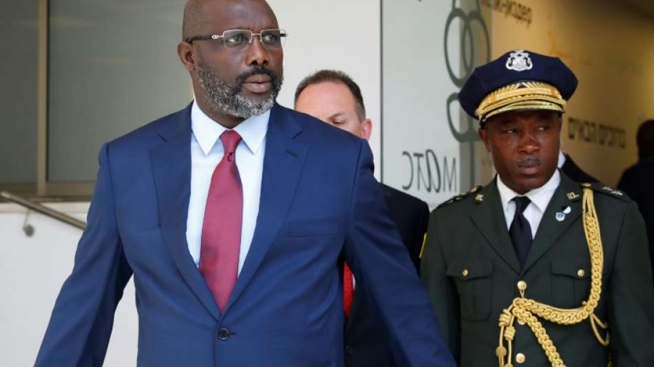 Schlangen vertreiben Liberias Präsidenten aus seinem Büro