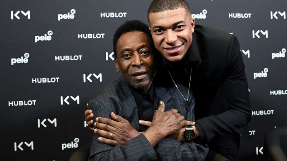Pelé in ein Pariser Krankenhaus eingewiesen
