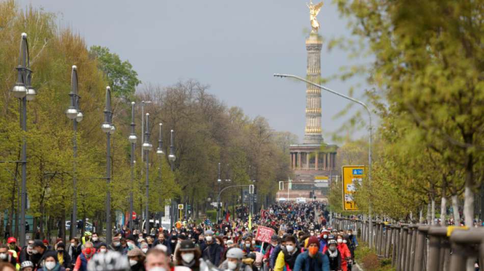 Polizei: Demonstrationen in Berlin zunächst "weitestgehend ruhig"